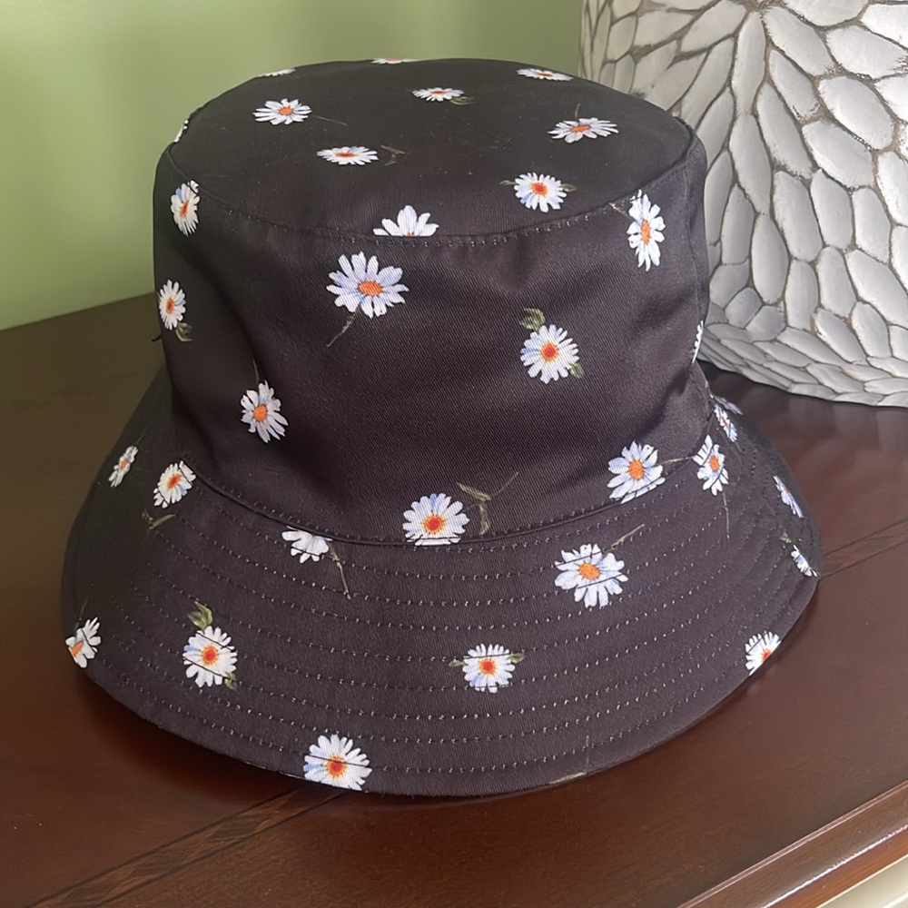 Alice + Olivia Black Daisy reversible Bucket Hat